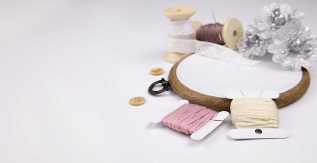 Atelier de broderie cu banc de lucru